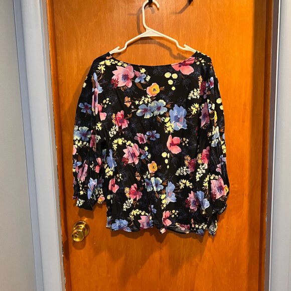 Ava & Viv Floral Blouse – Size 2X – Lightweight V-Neck Top - Picture 2 of 4